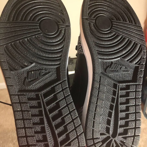 Jordan 1 UnSupreme - Picture 2 of 5